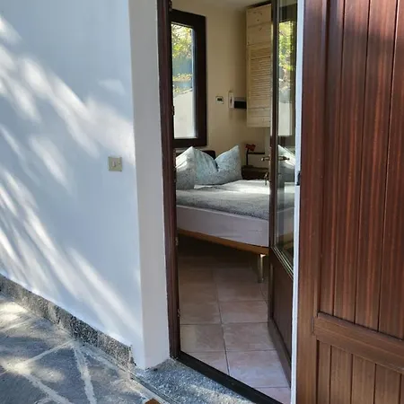 Mid Of Nature ' Bella Vista Maggiore Mit Traumhaften Seeblick, Terrasse Und Grossen Garten Nyaraló