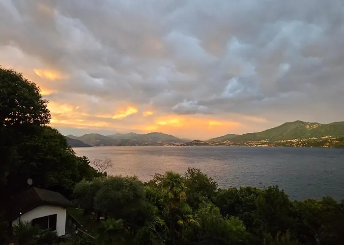 Dom wakacyjny Mid Of Nature ' Bella Vista Maggiore Mit Traumhaften Seeblick, Terrasse Und Grossen Garten Ghiffa